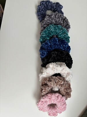 Crochet velvet scrunchies - image2
